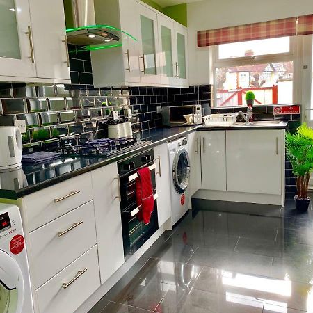 London 2 Bedroom Apartment, Kitchen, Reception And Private Garden ภายนอก รูปภาพ