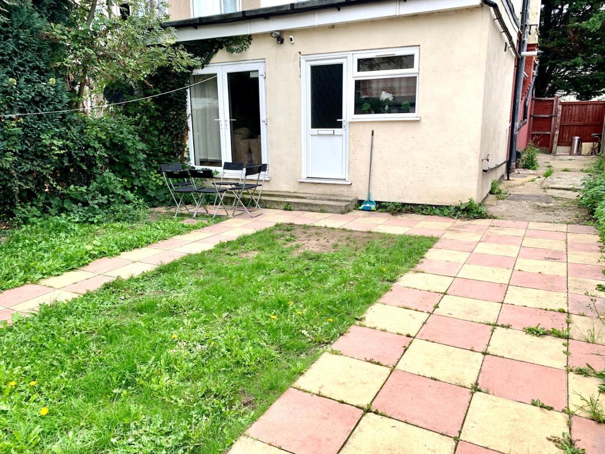 London 2 Bedroom Apartment, Kitchen, Reception And Private Garden ภายนอก รูปภาพ