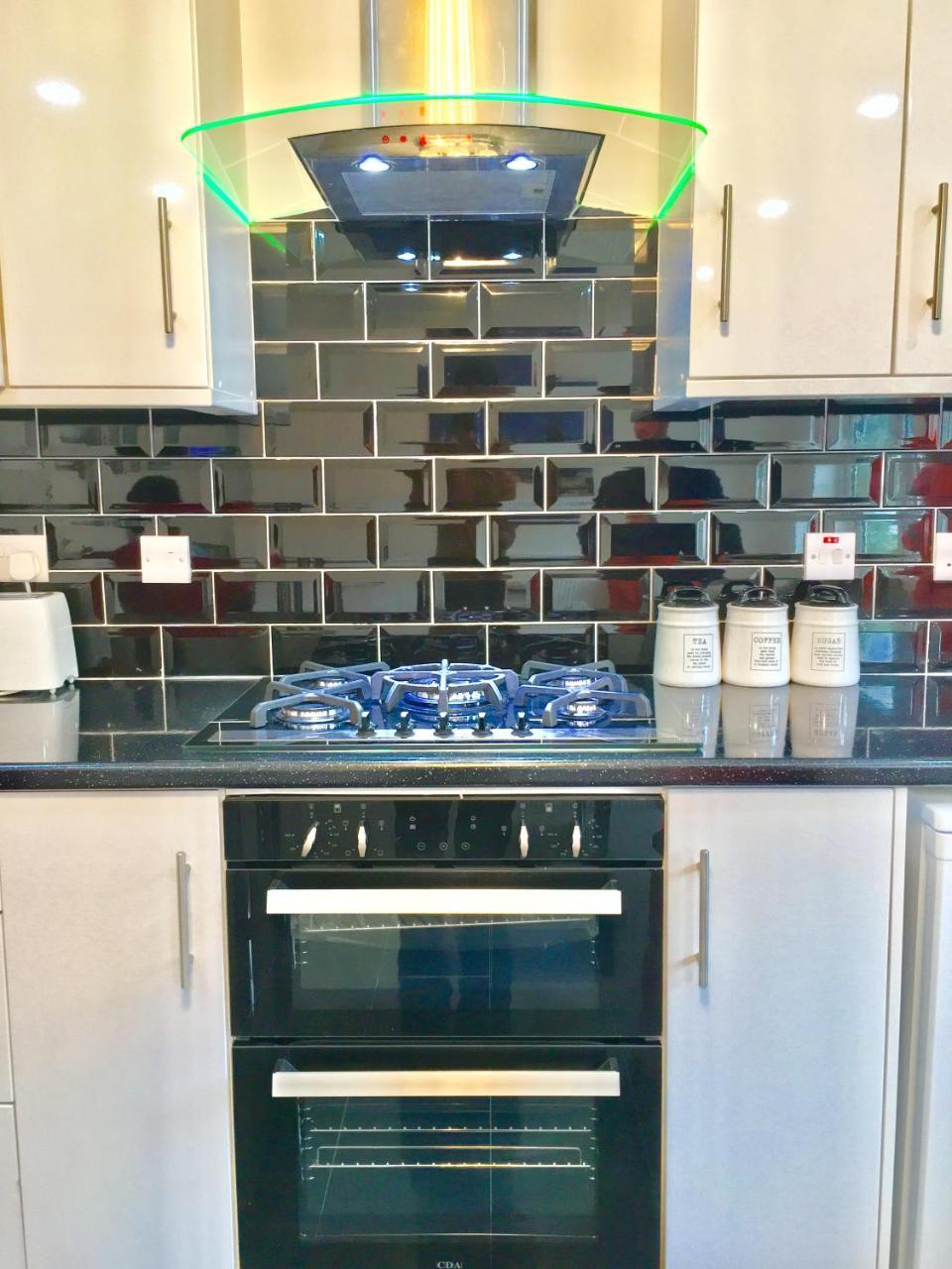 London 2 Bedroom Apartment, Kitchen, Reception And Private Garden ภายนอก รูปภาพ