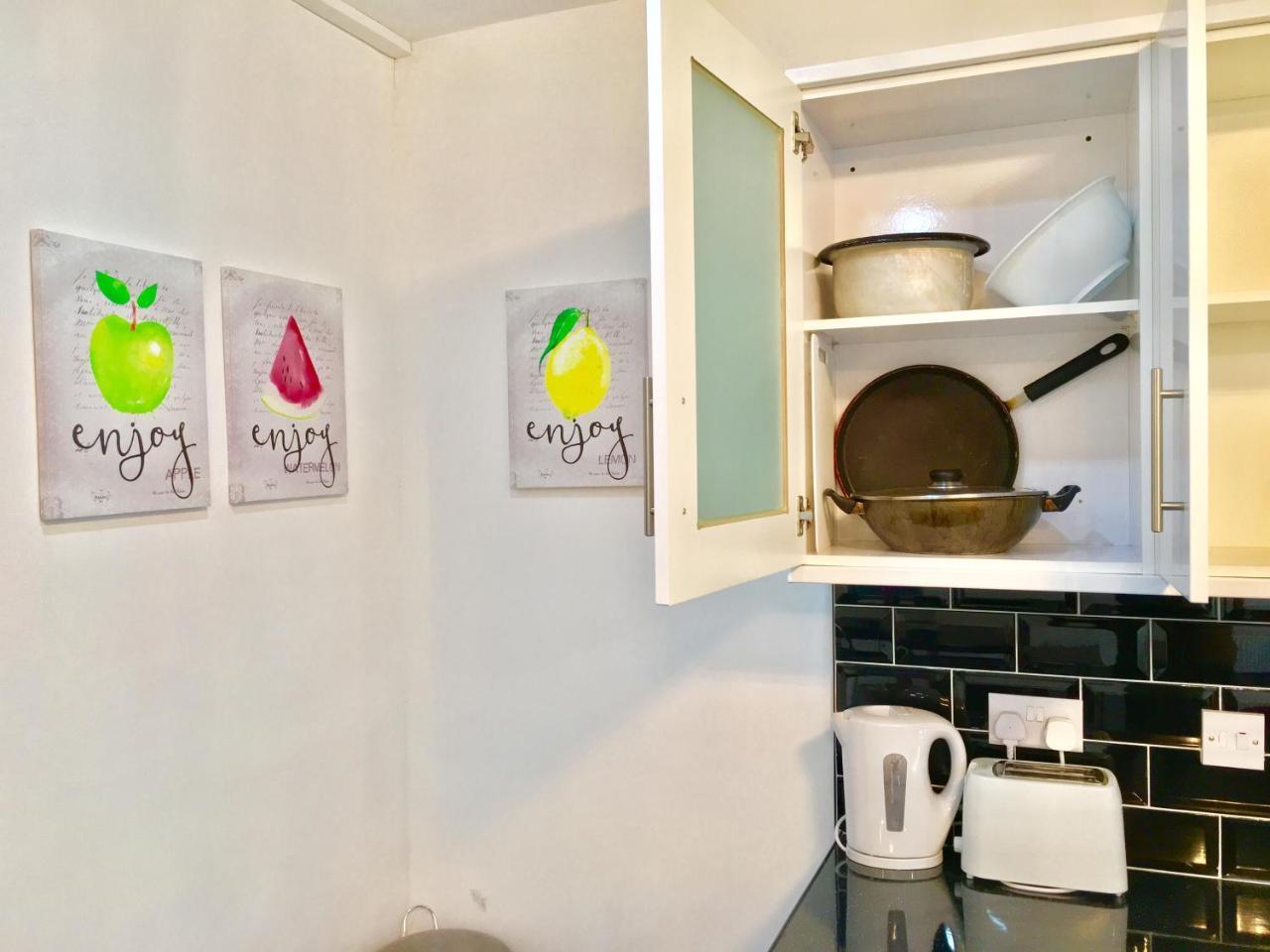 London 2 Bedroom Apartment, Kitchen, Reception And Private Garden ภายนอก รูปภาพ