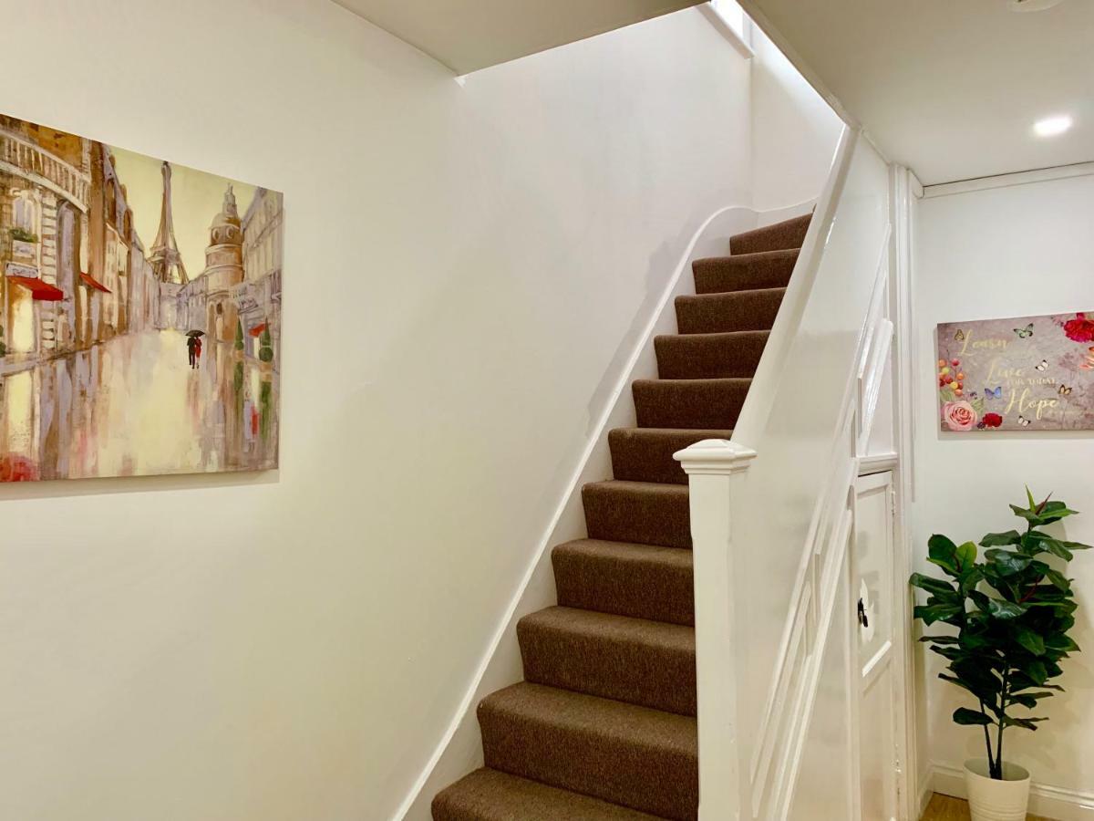London 2 Bedroom Apartment, Kitchen, Reception And Private Garden ภายนอก รูปภาพ