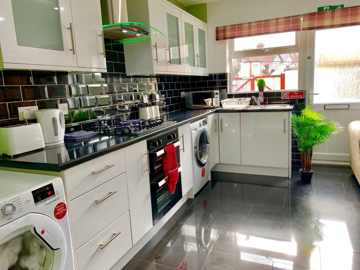 London 2 Bedroom Apartment, Kitchen, Reception And Private Garden ภายนอก รูปภาพ