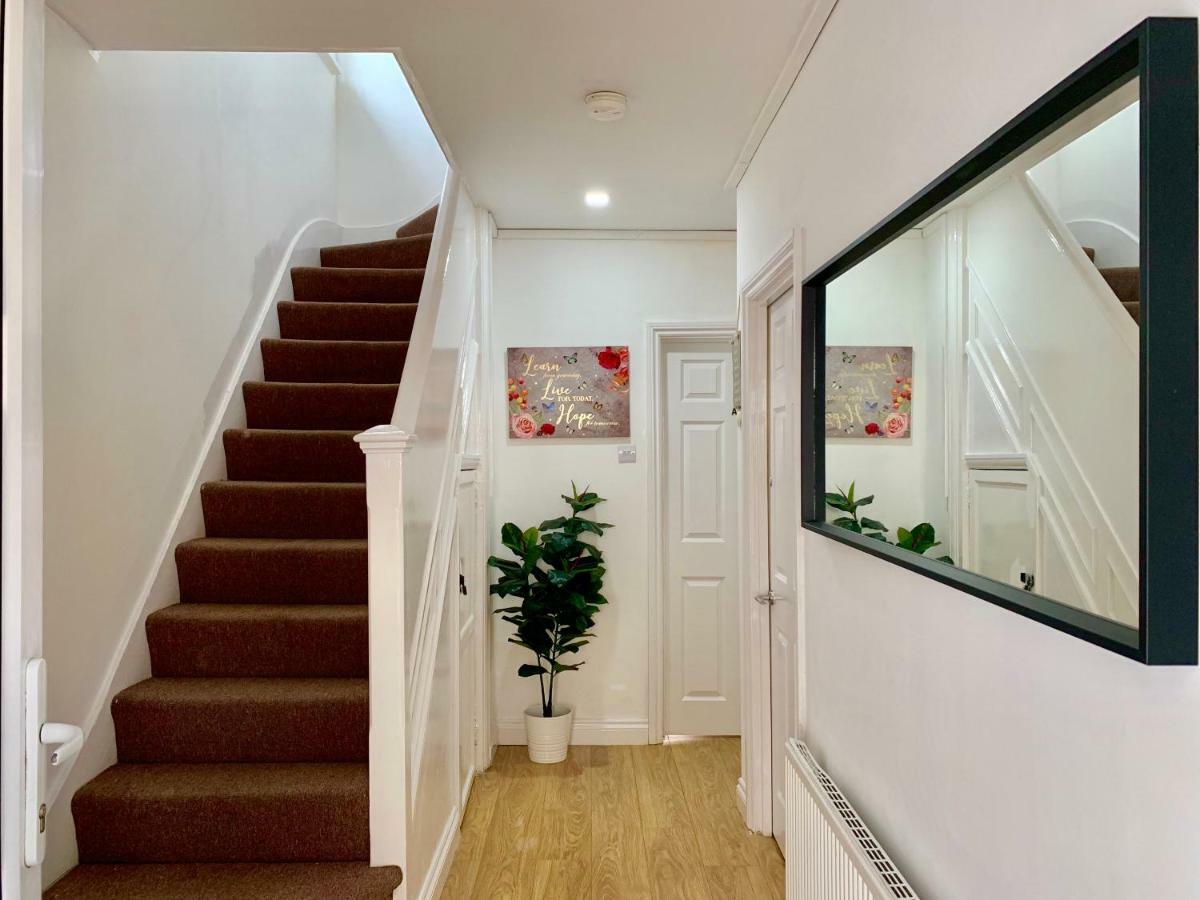 London 2 Bedroom Apartment, Kitchen, Reception And Private Garden ภายนอก รูปภาพ