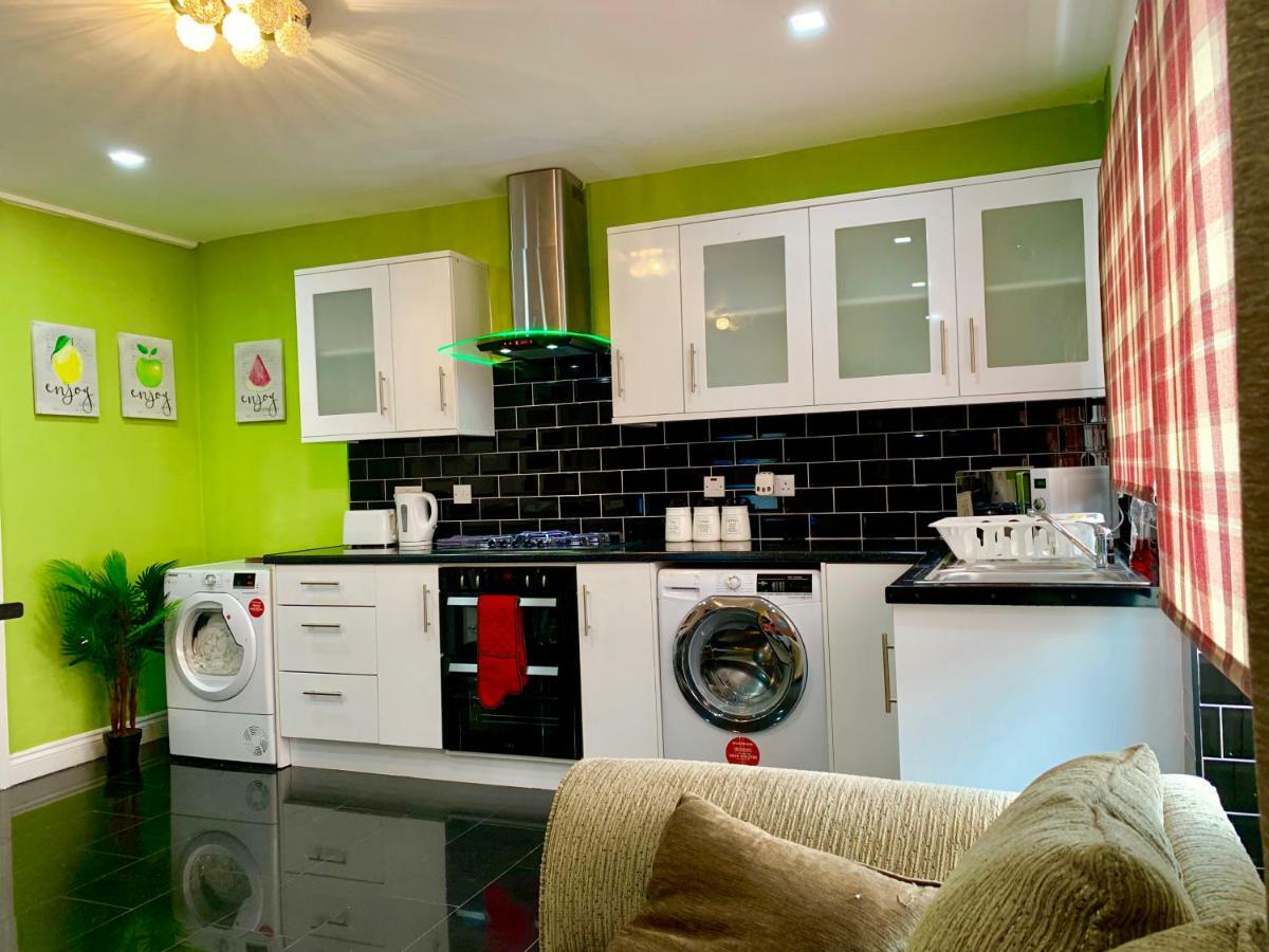 London 2 Bedroom Apartment, Kitchen, Reception And Private Garden ภายนอก รูปภาพ