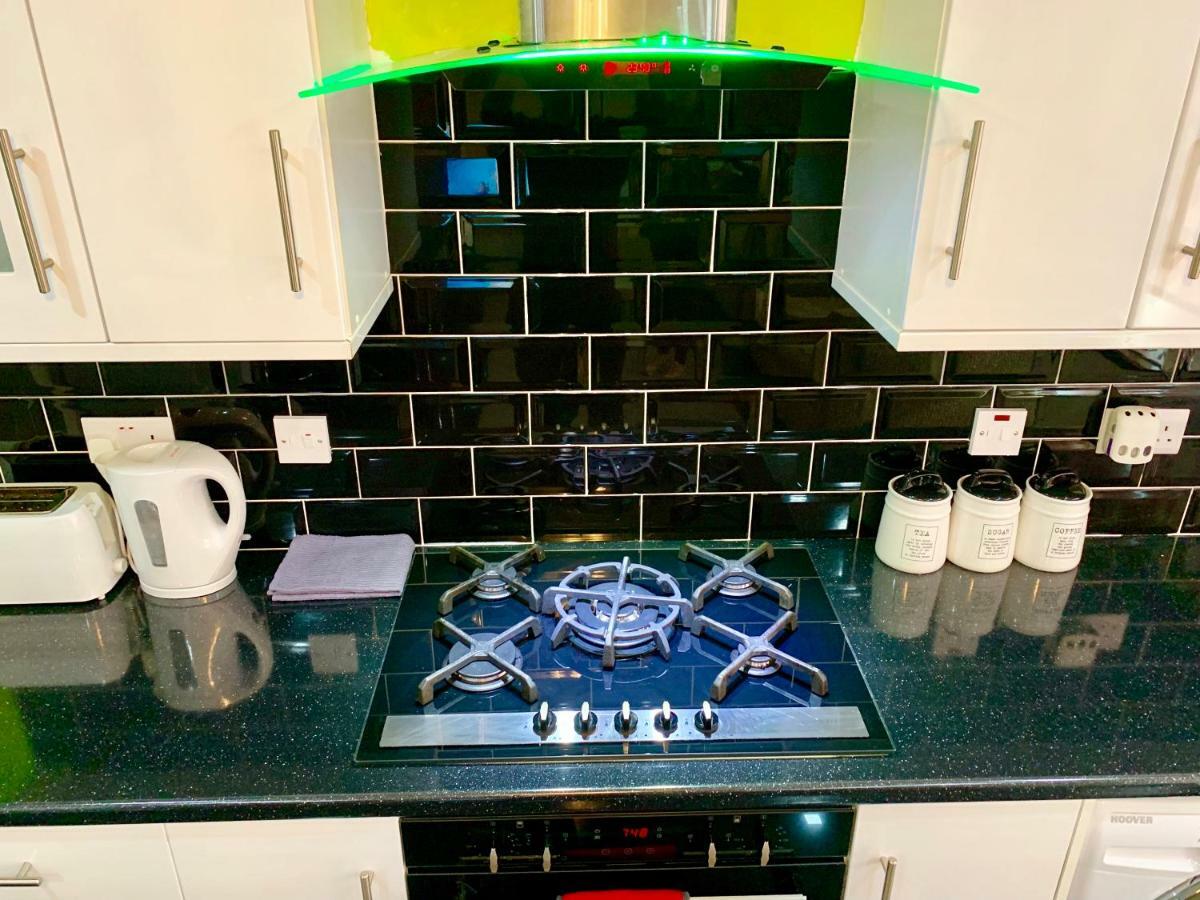 London 2 Bedroom Apartment, Kitchen, Reception And Private Garden ภายนอก รูปภาพ