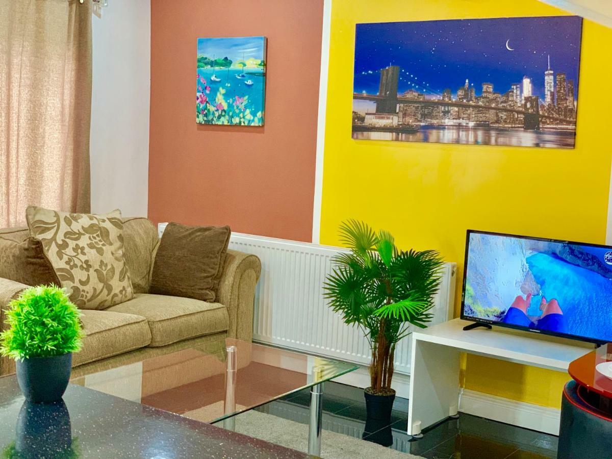 London 2 Bedroom Apartment, Kitchen, Reception And Private Garden ภายนอก รูปภาพ